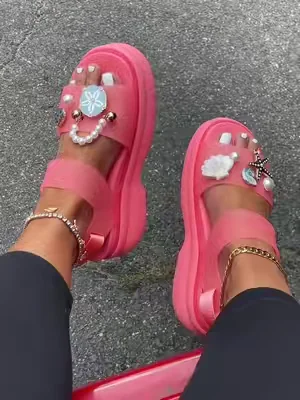 the color is givinggggg ✨ #crocs #crocssandals #platformsandals #sandals #womensshoes 