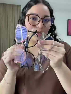 👓 El accesorio definitivo para elevar cualquier outfit (¡y proteger tus ojos!). Este pack de 4 lentes con filtro de luz azul tiene el balance perfecto entre lo casual y lo 'internet celebrity style #Moda #LentesFiltroAzul #lentes #dealsforyoudays 