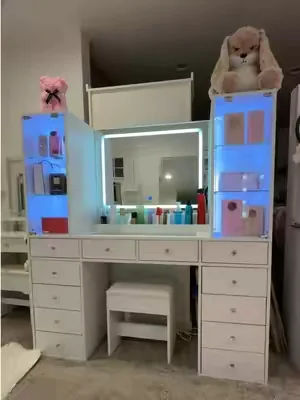 Vanity con vitrinas transparentes amplias con iluminación #DealsForYouDays #SummerWins #TikTokContest #SummerVibes #vanity 