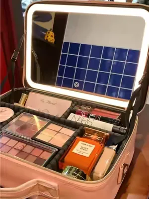 #pink #makeupbag #girlbeauty #makeupmirror #coffeetime 