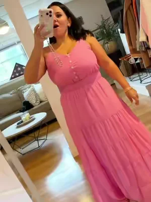 This dress is so pretty, plus it comes in a ton of colors!  #dealsforyoudays #summerwins #midsizefashion #maxidress #summervibes 