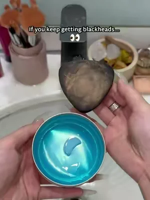 Stop wrapping your dirty makeup brushes in plastic, get this game-changing silicone brush cleaner 🤦♀️ #MakeupTools #BrushCleaner #BeautyHacks #MakeupRoutine #DealsForYouDays 