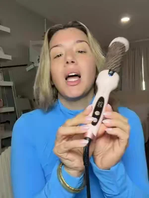 The blower dryer brush that keeps me looking good on the go.  #tiktokshopcreatorpicks #dealsforyoudays #summerwins #wavytalk 