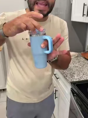 Vaso térmico infantil de acero inoxidable con pitillo de silicona y tapa antiderrames. Ideal para agua, jugos o bebidas frías, mantiene la temperatura por más tiempo y su diseño con asa facilita que los niños lo lleven cómodamente. #VasoTermicoInfantil #AccesoriosParaBebes #MaternidadYBebes #dealsforyoudays #tiktokshopcreatorpicks 