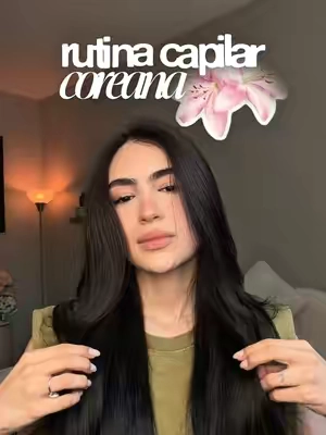 ¡La MEJOR rutina capilar coreana apta para todo tipo de cabello! 🩰🦢 Bestie, firmemente creo que siempre hay que proteger el cabello de la pérdida de proteínas antes de la ducha. Yo lo hago usando mi aceite de coco favorito, aplicando solo un chorrito de medios a puntas. En la ducha me aseguro de retirarlo súper bien con un shampoo purificante, lavando mínimo 2 veces. Una opción coreana genial para esto es el Reedle Shot Scaling Shampoo de VT, porque exfolia suavemente el cuero cabelludo con ácido salicílico, ayudando a eliminar grasa, residuos y acumulación de producto para dejarlo mucho más limpio y saludable. Después, una buena mascarilla o tratamiento es un MUST para tener un cabello suave y sedoso. El Scalp Pack de VT es una excelente opción porque puede usarse tanto en el cuero cabelludo como de medios a puntas. Ayuda a hidratar, calmar y equilibrar el scalp mientras deja el cabello suave y manejable. Y para mantener el cuero cabelludo en las mejores condiciones para un crecimiento fuerte y saludable, me encantan el Reedle Shot Brush Hair Serum y el Reedle Shot Hair Ampoule. Con ingredientes como cafeína, biotina, romero y PDRN, ayudan a hidratar, revitalizar y fortalecer el cuero cabelludo, que al final es la base de un cabello bonito. #cabello koreanhaircare #rutinacapilar #vtcosmetics #hairtok #glasshair 