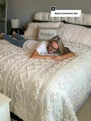 This is everything you want in a comforter… It’s soft, cozy, and fluffy without being too heavy. @Bedsure #comforter #bedroommakeover #dealsforyoudays #SummerWins #SummerVibes  