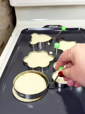 Non-Stick Comal Griddle 🍳✨ Si en tu casa no pueden faltar las tortillas, los panqueques o los alimentos asados, este comal antiadherente puede convertirse en uno de los utensilios más usados de tu cocina. Su superficie amplia te da más espacio para cocinar varias porciones a la vez y su recubrimiento facilita la limpieza. Además, es compatible con estufas de gas, estufas eléctricas y horno, lo que lo hace muy versátil para el día a día. #DealsForYouDays #NonStickComal #KitchenEssentials #HomeCooking #GriddlePan 