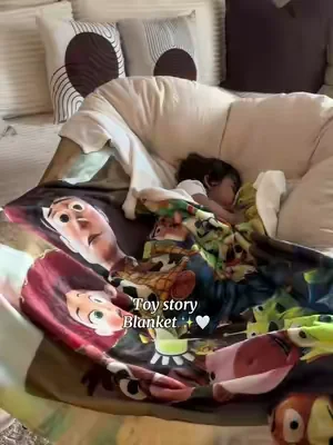 La manta con las caricaturas favorita de mi hijo 😍✨#toystory #blanket #woody #vintagedisney #DealsforYouDays 