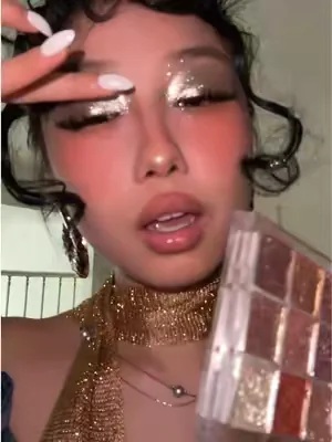 I just loveee these glitter shades😩🥹✨#glittermakeup #glitter #eyeshadow #glitterpalette #holographic 