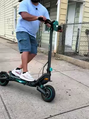 La velocidad máxima de este scooter es de 35 mph es eléctrico todo terreno tiene doble motor con una potencia de 2000 watts #scooter#scooterlife #dealsforyoudays#tiktokshop #creatorsearchinsights 