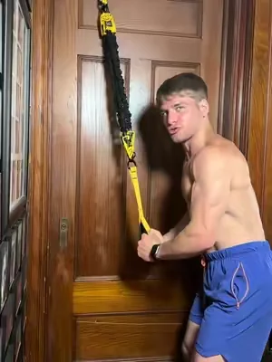 This strap is one of the most versatile tools out there. 

#liftingstraps #resistancebands #homegym #resistancetraining #Fitness 