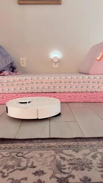 I have been dealing with a migraine for about three days now ( it’s all better now!! ) and this robot truly has saved our home!!! The house is clean & the hubby doesn’t have to worry about the floors 🎀😍🤌🏻 ##moorobot