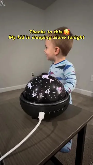 My kid finally sleeps alone.#Onefirenightlightforkids#SoothingLight#BedtimeRoutine#nightlightprojector#kidsgifts 