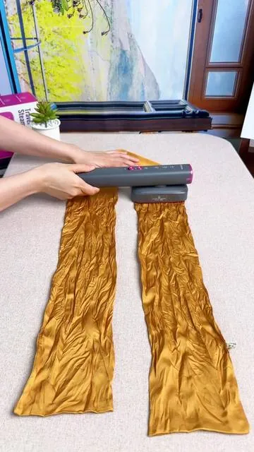¿Lista para salir pero tu outfit está arrugado? Esta plancha de vapor te saca de apuros calentando súper rápido. ¡No la dejes olvidada en el carrito! 🏃‍♀️💨#TikTokShopDealsforYouDays#SummerWins #DealsForYouDays#ironing #steamer