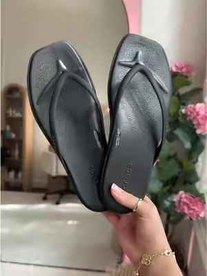 I just know they’re gonna go quick. Crocs miami flip flops restocked 🤩 #crocs #flipflops #tiktokshopcreatorpicks 