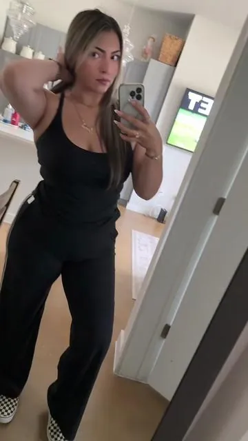 Tummy Control Baggy Yoga Pants. Absolutely love the look and quality of these pants. Size reference: I’m 5’5 182Ibs and I’m wearing a size M. . @Halara_official @Halara Glam  . #midsizefashion #halaramusthaves #Halaralistens #Halarafabric #DealsForYouDays 