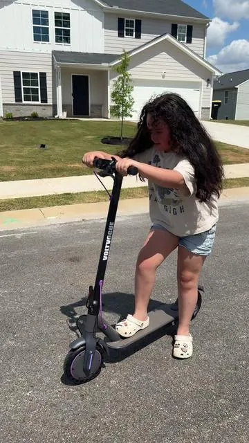 get this scooter rn while its on sale , keep running it up so i can keep getting free stuff !!! 💪🏻💪🏻😂#scooter #tiktokshop #electicscooter #viral #creatorsearchinsights  