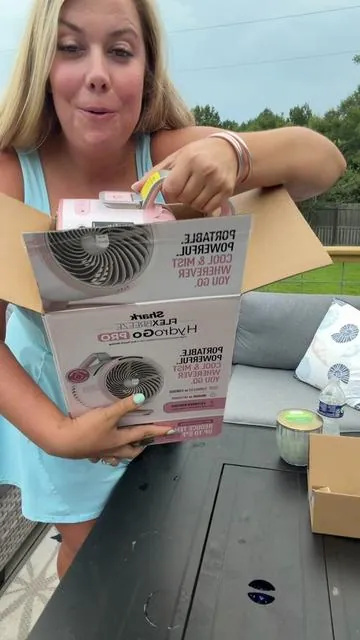 And it's PINK 👏🏻😍✨💗🔥 this pink portable misting fan is a MUST in this heat. So worth it @Shark Home #sharkmistingfan #mistingfan #pinkfan #pink #portablefan 
