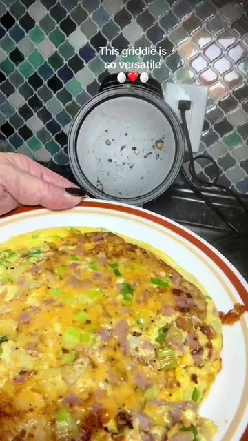you can do so many things in this little griddle I’ve done pizza, fried chicken, egg foo young, thanks for young fried chicken, egg foo what else, pork chops, sandwiches and so much more. #omelette #omeletterecipe #omelettemaker #griddle #christmasinjuly  @QVC, Inc 
