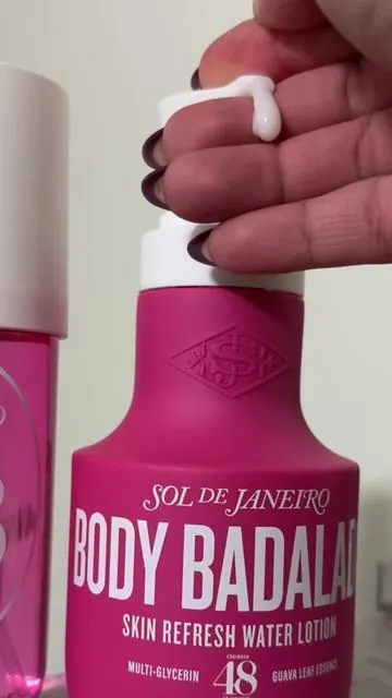 Deja de comprar perfumes que pasan desapercibidos. El Sol de Janeiro Cheirosa 48 es de esas fragancias que hacen que la gente se acerque solo para preguntarte qué llevas puesto. Es dulce, femenina y perfecta para el verano, vacaciones o para sentirte arreglada incluso en los días más simples. Si estás buscando un perfume que deje una impresión desde el primer abrazo, este es el indicado. Está en el enlace de mi carrito antes de que se agote. #SolDeJaneiro48 #glowingskin #PerfumeTok #PerfumeMujer #bodycare 