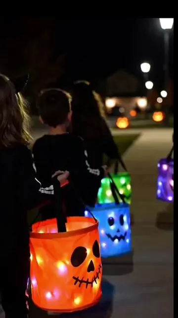 Halloween ready with this light up trick-or-treat bags!!! #trickortreat #halloween #halloweenfun #spookyseason #tiktokshopcreatorpicks 