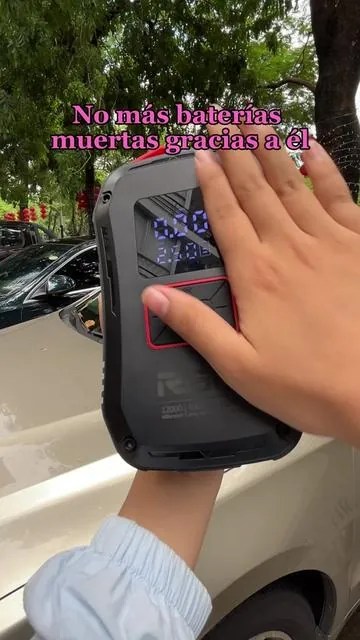 Arrancador portátil para carro, perfecto para tus viajes de verano. Con 4000A de arranque, infla tus llantas con su compresor de aire de 150 PSI y enciende cualquier vehículo de 12V en segundos. Además, funciona como batería externa de 15,000 mAh e incluye una potente luz LED para cualquier emergencia.#battery #repair #charger#jumpstarter #tiktoksummersale 