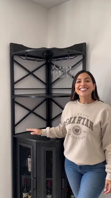 ¡Transforma ese rincón olvidado en tu lugar favorito con este gabinete de bar Homieasy! ✨ Con su diseño industrial, iluminación LED vibrante y 5 niveles, tendrás tus bebidas y copas organizadas con estilo. Además, incluye una toma de corriente para mayor comodidad. ¡Perfecto para optimizar espacios pequeños en tu hogar! Dale ese toque moderno que buscas. ¡Añádelo a tu carrito hoy mismo! #gabineteled #barparamicasa #DealsForYouDays #AIGC #Moras