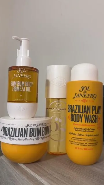El aroma que hace que todos quieran saber qué perfume llevas. Cheirosa 62 combina pistacho, caramelo salado y vainilla en una fragancia dulce, cálida y adictiva que dura horas y deja una estela deliciosa. Perfecta para usar todos los días y oler increíble sin esfuerzo. #Cheirosa62 #soldejaneiro  #PerfumeDulce #PerfumeDeMujer #bodymist 