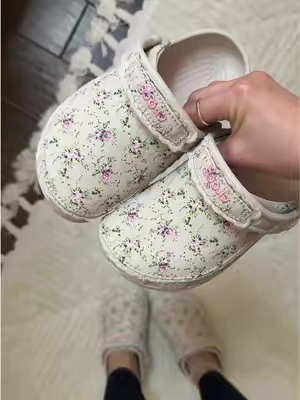my daughter was so excited to put these on 💘🎀🩷 #crocs #tiktokshopcreatorpicks 