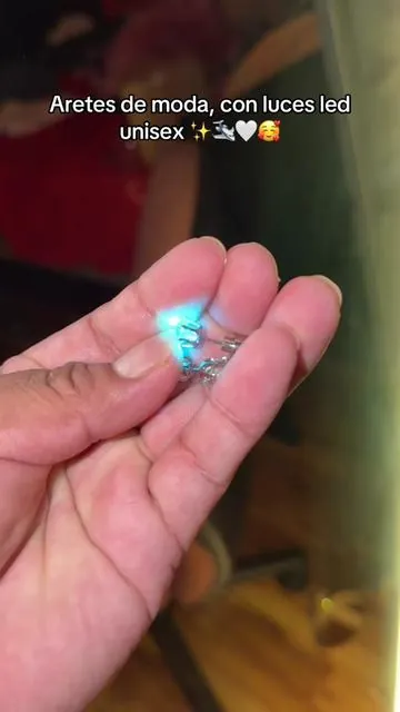 Aretes de moda con luces led, están en tendencia en tiktokshop son unisex #aretes #fashionable #tendencia #unisex #tiktokshop 