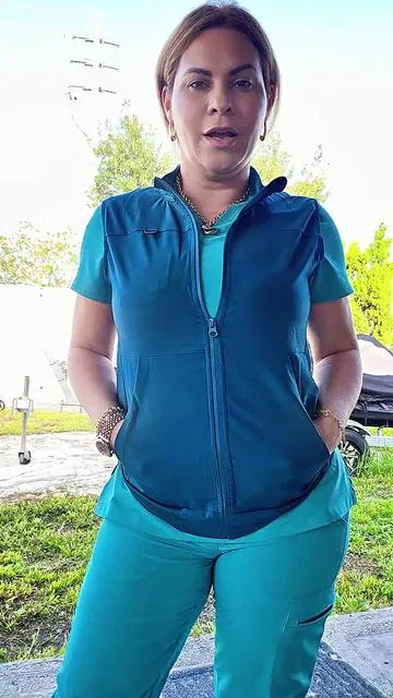 Eleva tu uniforme con esta chaqueta ... #tiktokshop #scrubs #uniformes #uniformesmedicos #chaquetas .