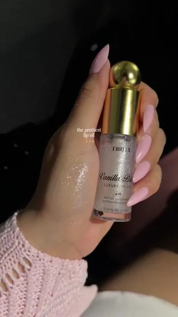 So sparkly ✨✨ @Truly Beauty #trulybeauty #lipoil #trulybeautylipoil #vanillababylipoil #summerturnup 