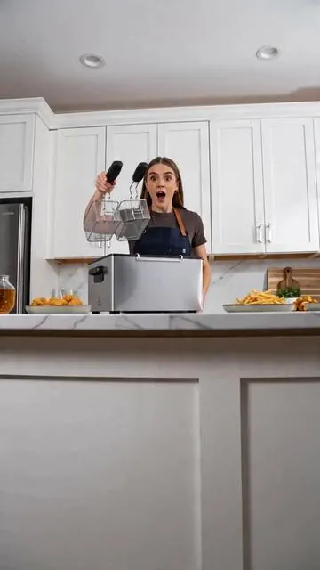 5L capacity + 1800W power? This fryer just leveled up my kitchen 🔥 #weeklydeals #payday #DeepFryerGoals #KitchenHack #TikTokMadeMeBuyIt #FryFood