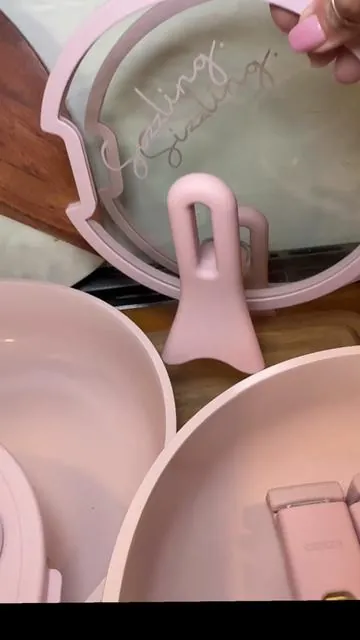 What is happening right now #carote #carotepotsandpanset #cookware #nontoxiccookware #potsandpans 