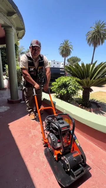 VEVOR Walk- Behind Plate Compactor, 6.5 HP 196CC Gas Engine, 5600 VPM Vibrating Rammer, 2360 Ibs Force, 20.1x15 in Compacting Plate, 0.5 L Capacity, Non-Slip Handle, EPA-Certified for Paver Landscaping, Durable Construction Compactando la grava para las bases de pavers. Usa esta maquina en la construccion #hardscaping #concrete #construction #landscaping #concretework @VEVOR Home Improvement 