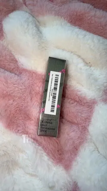 POV: You finally found an eyeshadow that's beginner-friendly. ✨ ✔️ Creamy jelly texture ✔️ Blends in seconds ✔️ Gorgeous shimmer ✔️ Perfect for on-the-go It's linked in my TikTok Shop! 🤍 #TikTokShop #BeautyDeals #MakeupTok #MakeupEssentials #makeup 