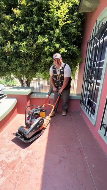 VEVOR Walk- Behind Plate Compactor, 6.5 HP 196CC Gas Engine, 5600 VPM Vibrating Rammer, 2360 Ibs Force, 20.1x15 in Compacting Plate, 0.5 L Capacity, Non-Slip Handle, EPA-Certified for Paver Landscaping, Durable Construction Compactando la grava para las bases de pavers. Usa esta maquina en la construccion #hardscaping #concrete #construction #landscaping #concretework @VEVOR Home Improvement 
