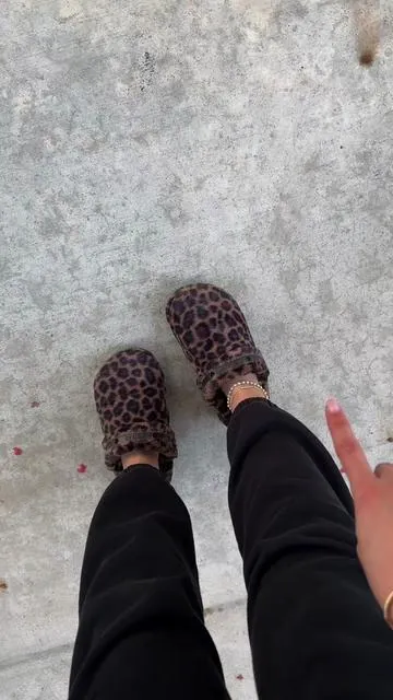 they’re baaaaackkkkk crocs unfurgettable slippers #crocs 
