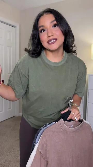 Busy mom life hacks🔥✨ #oversizedtops #acidwashtshirts #momfits 