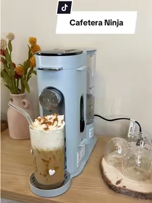 Cafetera Ninja Pods & Grounds Coffee. Prepara tu café frío o caliente con cápsulas o café molido. Incluye su espumador de leche.@Ninja Kitchen #ninjacoffeemaker #kitchenessentials #coffeelover #icecoffee #fyp 