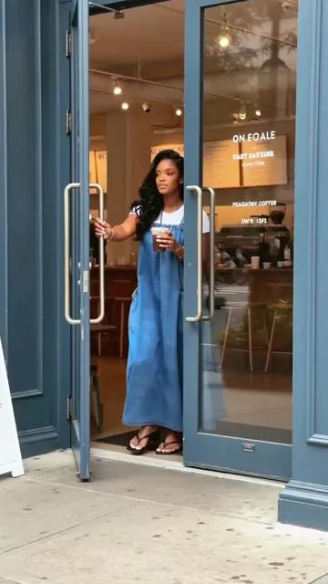 A loose denim maxi dress with pockets? The easiest everyday outfit #DenimDress #DenimMaxiDress #DressWithPockets #LooseFitDress #casualdress 