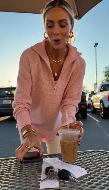 Cozy Quarter Zip Pullover for Effortless Fall Style #fashion #falloutfit #womensfashion #relaxedfit #ootd #musthave #quarterzip #sweatshirtstyle #casualchic