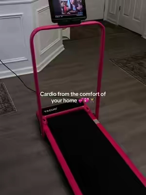 It features an incline; this is your sign to invest in this treadmill and look even more beautiful. 🎀👟💗 #caminadora
#treadmill #caminadoraportatil #cardio #ejercicioencasa 