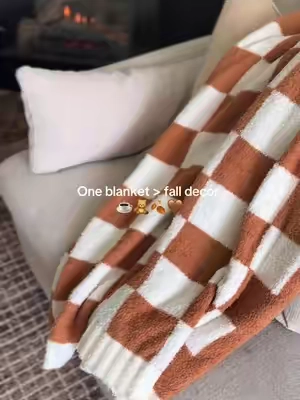 softest knit blanket is all I needed for fall this year🍂 #fallblanket #cozyseason #fallbedding #falldecor 