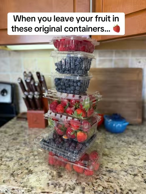 How to make your produce last way longer 🍓🫐 #KitchenHacks #fruit #freshfruit #fruitstorage #kitchen 