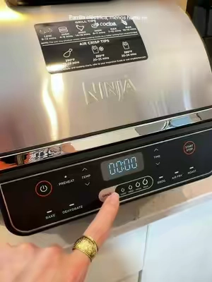 Disfruta el auténtico sabor de la parrilla sin llenar tu cocina de humo. Esta Ninja alcanza hasta 500 °F para sellar carnes, pollo, pescado y vegetales con un acabado dorado y jugoso. También cocina alimentos congelados en menos de 25 minutos, ideal para esos días en los que no tuviste tiempo de descongelar la comida. Además, funciona como parrilla, freidora de aire, horno, rostizador, gratinador y deshidratador, ayudándote a ahorrar espacio al reemplazar varios electrodomésticos. Sus piezas antiadherentes son aptas para lavavajillas, haciendo la limpieza mucho más rápida y sencilla. #ninjakitchen #indoorgrill #smokelessindoorgrill #tiktokshopsummersale #tiktokshopcreatorpicks . . . . . . . . . .  Ninja Foodi 6-in-1 Indoor Grill & 4-qt Air Fryer with Roast, Bake, Broil, Dehydrate (2nd gen) - EG201 indoor grill, smokeless grill, air fryer oven, grill without smoke, frozen food cooker, easy family meals, quick dinner ideas, juicy chicken, steak indoors, grilled chicken, apartment cooking, kitchen appliances, cocinar sin humo, parrilla interior, freidora de aire, comidas rápidas, pollo jugoso, cena fácil, cocinar congelados, electrodomésticos para cocina