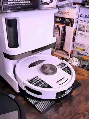 How is this even possible?? 😳 #robotvacuum #sharkrobotvacuum #cleaning #selfempty #sharkpowerdetectprorobot 