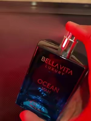 Luce la frescura de BellaVita Ocean Man, la loción con notas cítricas y marinas diseñada para durar todo el día con un sillage impactante. Define tu presencia de caballero refinado a un precio increíble y haz clic en el enlace para adquirir la tuya ahora mismo. #colonia #fragancias #longlastingperfume #fraganciamasculina #eauparfum 