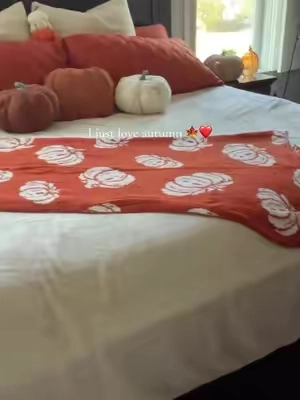 It’s getting to be that time again ❤️🍁🍂 @CGK Linens #bedding #bedroomupgrade #falldecor 