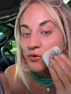 This doesn’t even look like powder foundation. #powderfoundation #powderfoundationreview 